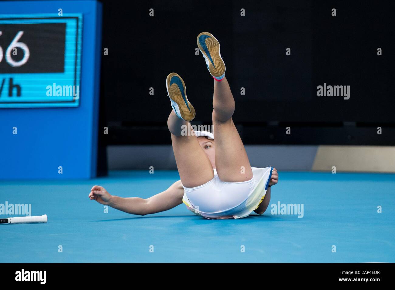 Melbourne, Australia. Xxi gen, 2020. Simona Halep di Romania cade nel suo match vs Jenifer Brady DI STATI UNITI D'AMERICA durante il primo round in abbinamento alla ATP Australian Open 2020 a Melbourne Park, Melbourne, Australia il 21 gennaio 2020. Foto di Peter Dovgan. Credit: UK Sports Pics Ltd/Alamy Live News Foto Stock