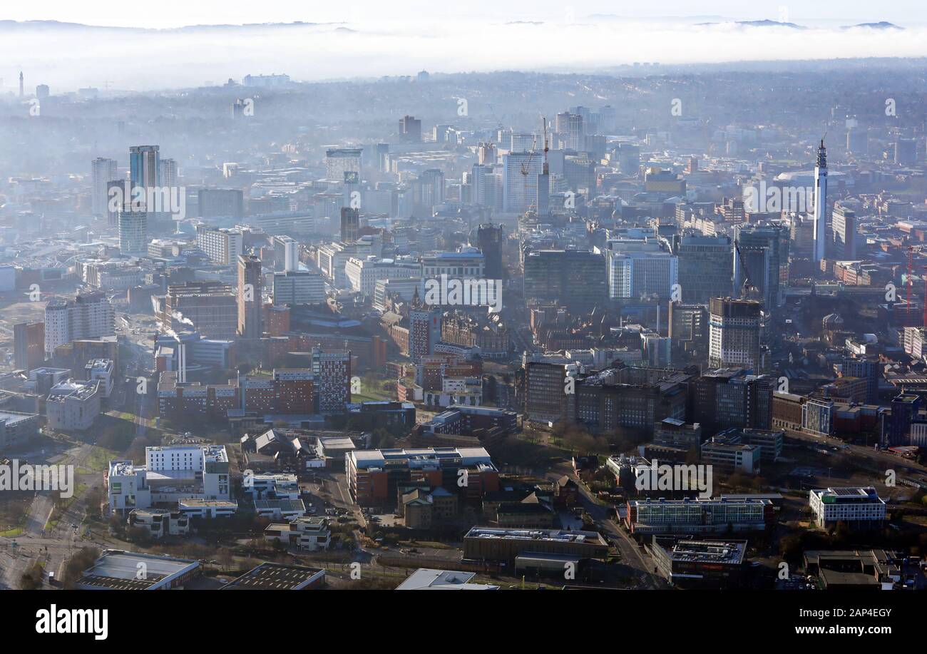 Le vie aeree di un nebbioso skyline della città di Birmingham, Regno Unito Foto Stock
