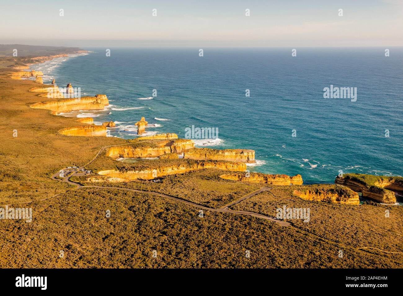 Panoramica aerea del litorale a dodici Apostoli lungo la Great Ocean Road in Victoria, Australia Foto Stock