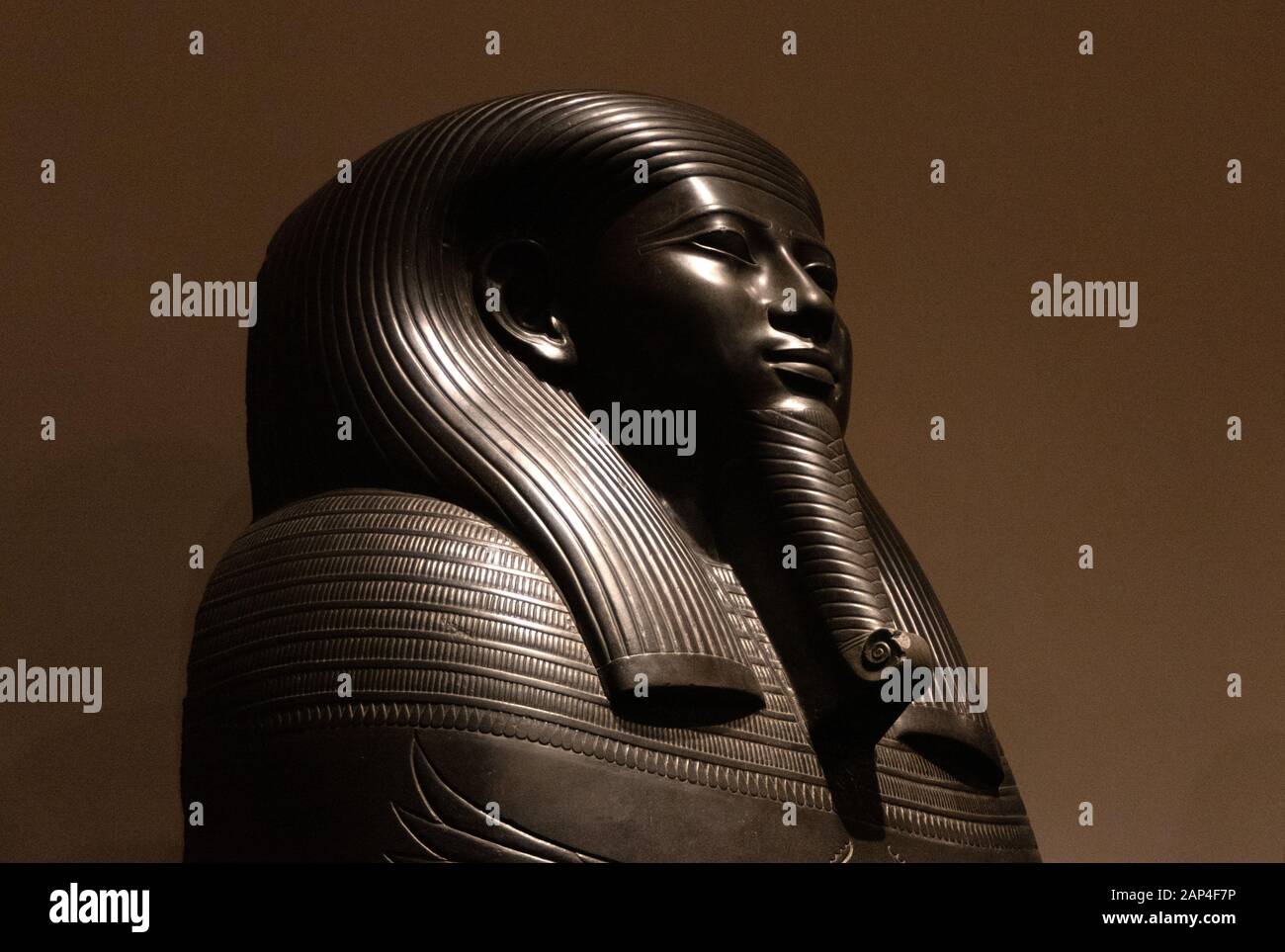 Il Museo Egizio di Torino, Italia con artefatti e statue di antico Egitto. Il coperchio del sarcofago di Visir Gemenefherbak Foto Stock