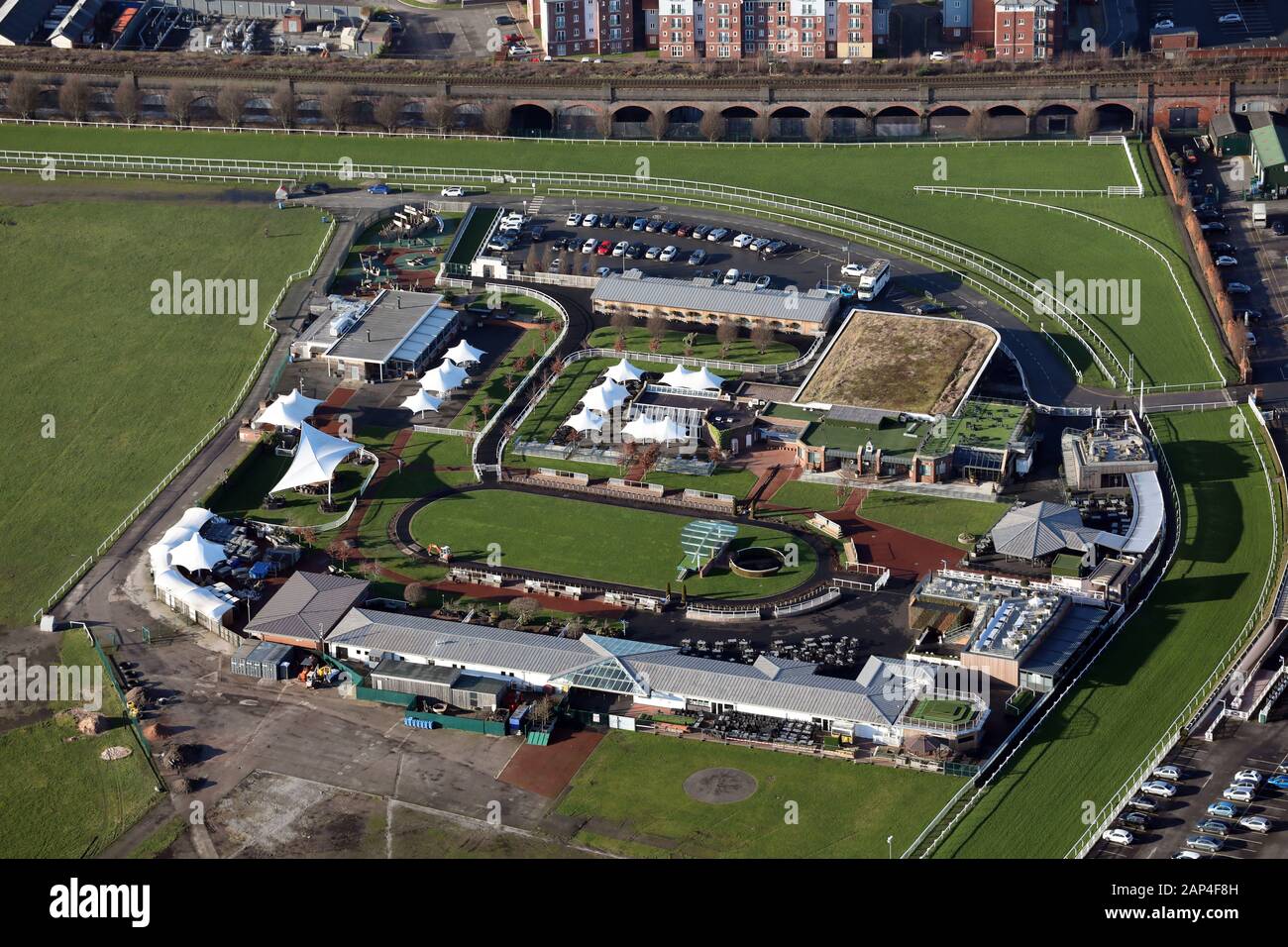 Veduta aerea degli stand, paddock & sfilata anello di Chester Racecourse, Regno Unito Foto Stock