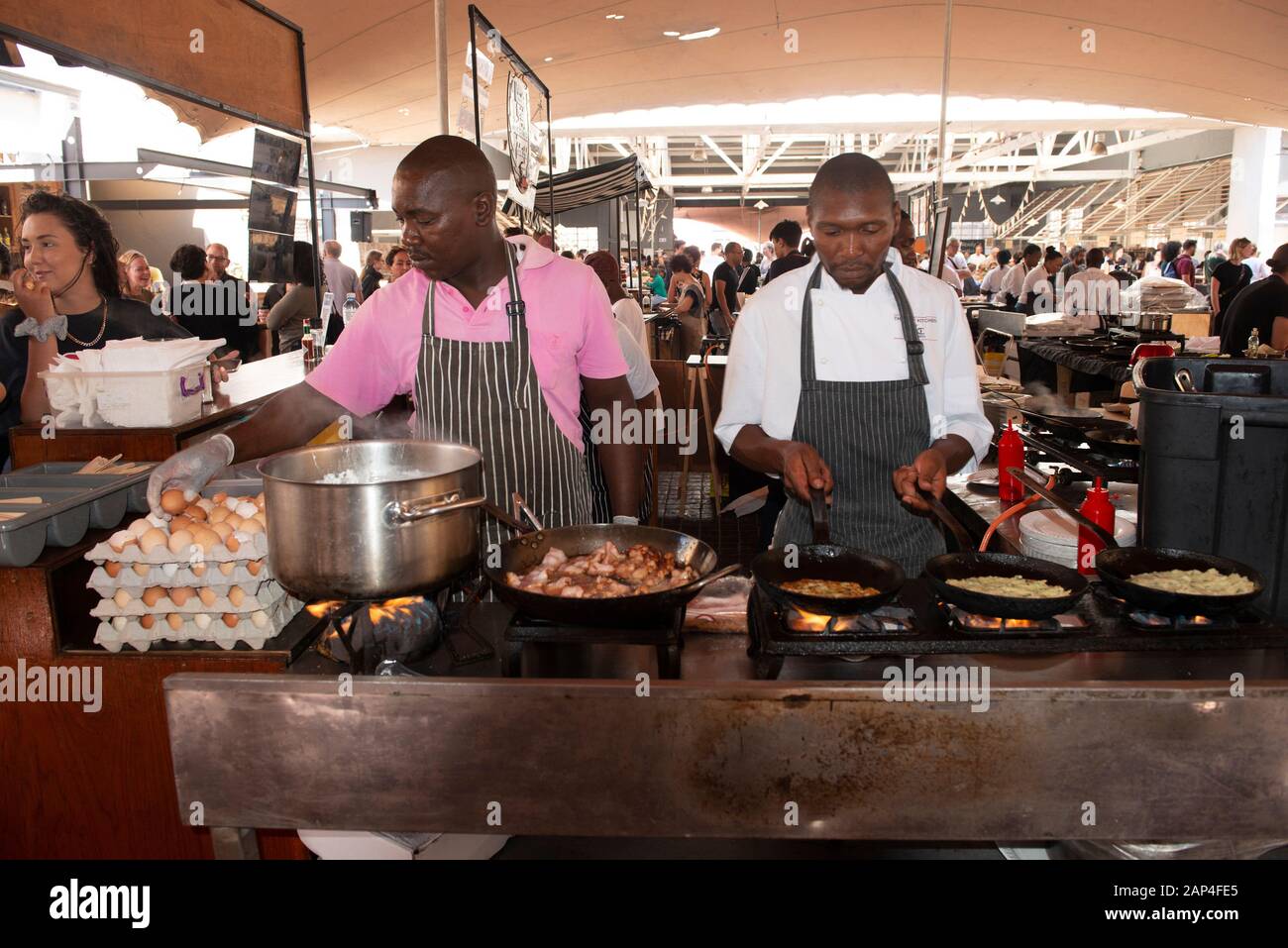 Ci sono molti mercati a Città del Capo dove pop-up bancarelle alimentari servono cibo da mangiare su tavoli aperti, tutto il cibo è servito ed è tutto buono Foto Stock