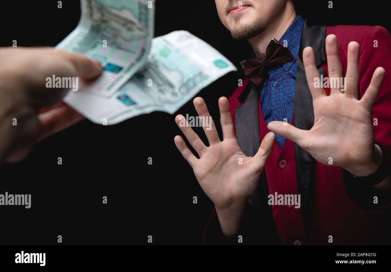 L'uomo d'affari si rifiuta di corrompere i soldi russi. Corruzione concettuale Foto Stock