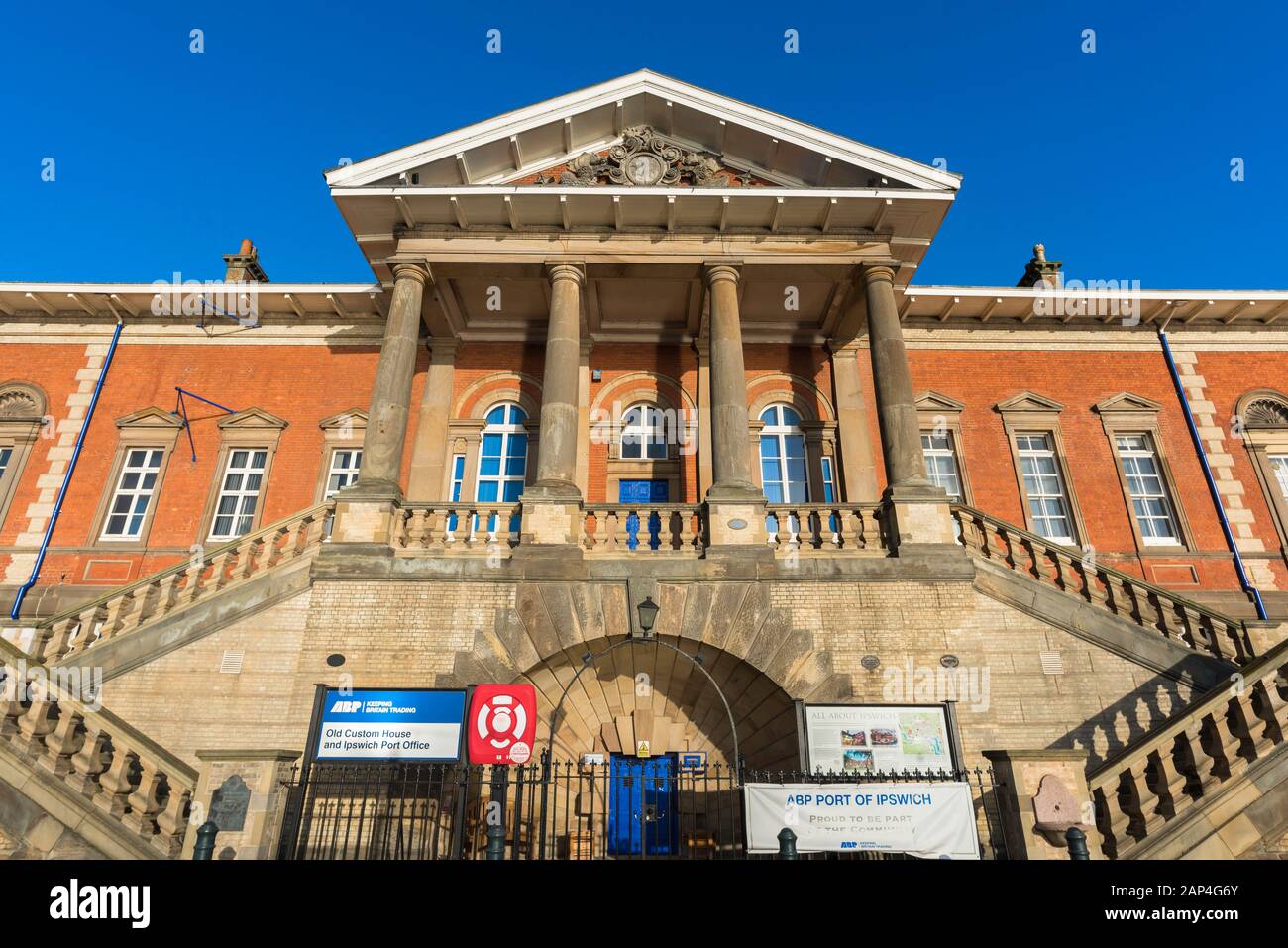 Ipswich Custom House, vista della vecchia Custom House (1844) situata nella zona lungomare di Ipswich, Suffolk, East Anglia, Regno Unito. Foto Stock