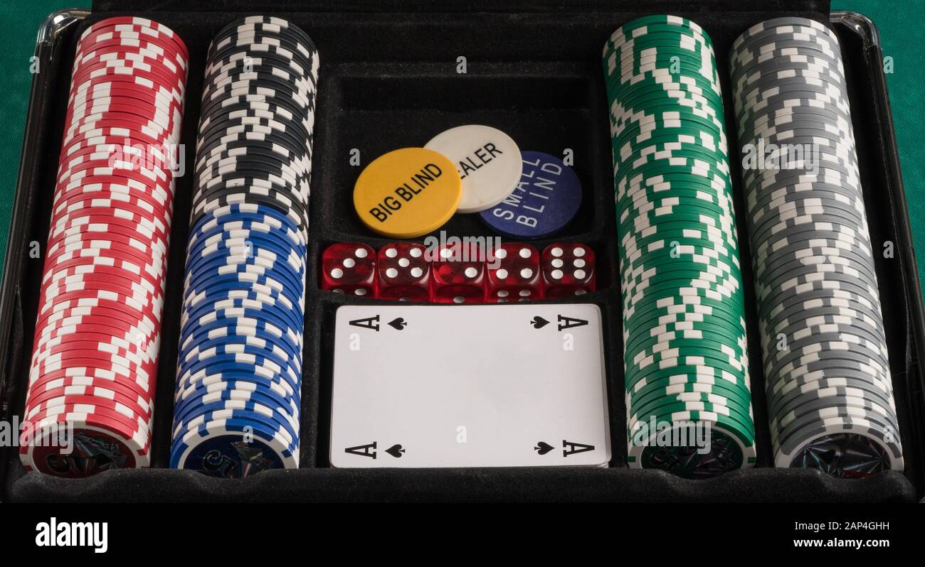 Set di poker con chip e carte. Il concetto di gioco d'azzardo e di intrattenimento. Casinò e poker Foto Stock