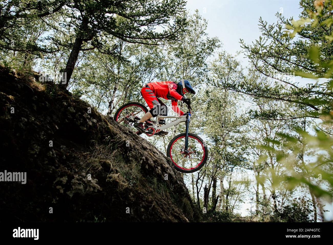 ragazza atleta rider discesa mountain bike. giù montagna in sentiero foresta Foto Stock