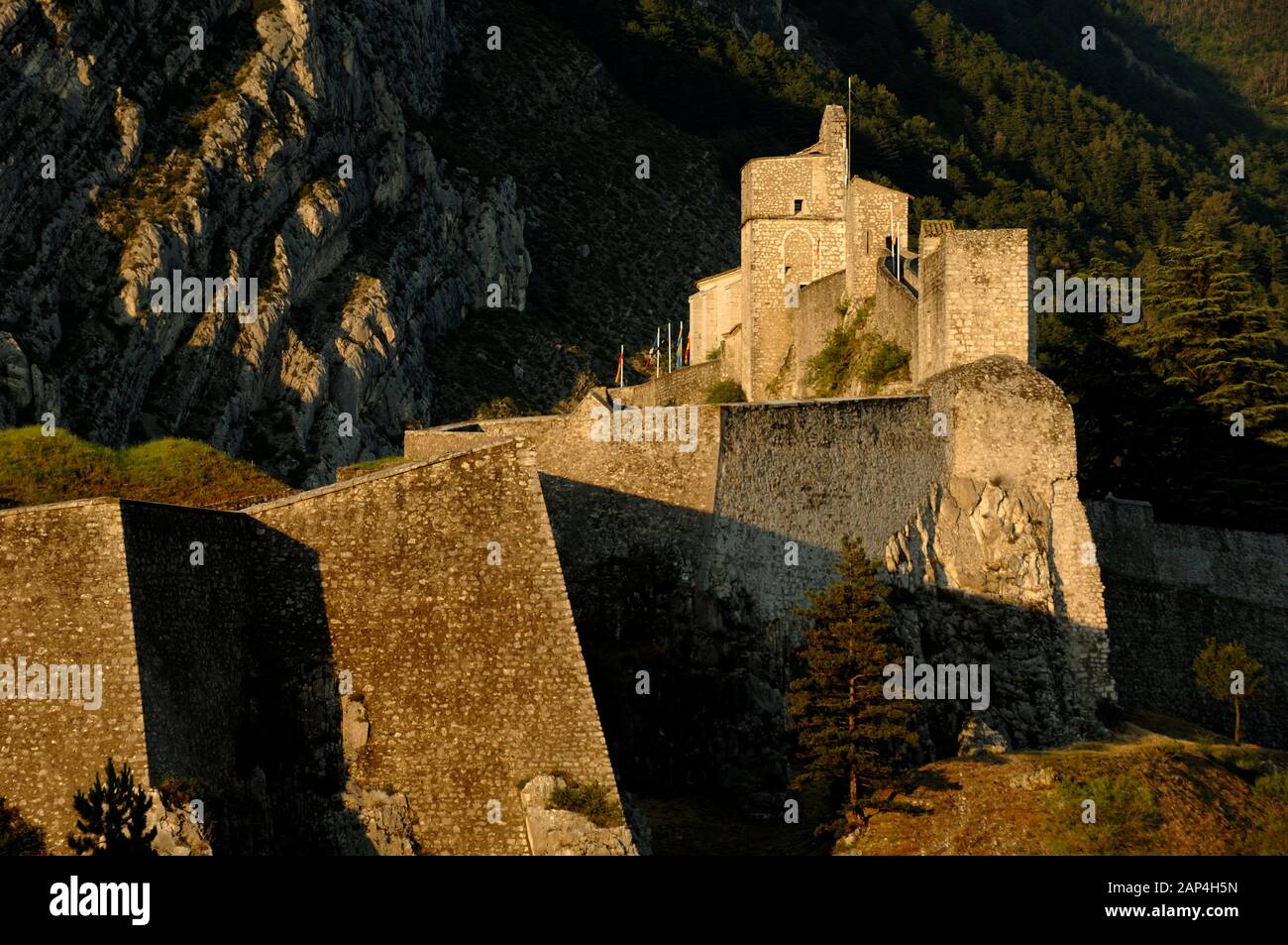 Luce della Sera sulla facciata ovest della cittadella medievale, castello o fortezza Sisteron Alpes-de-Haute-Provence Provence Francia Foto Stock
