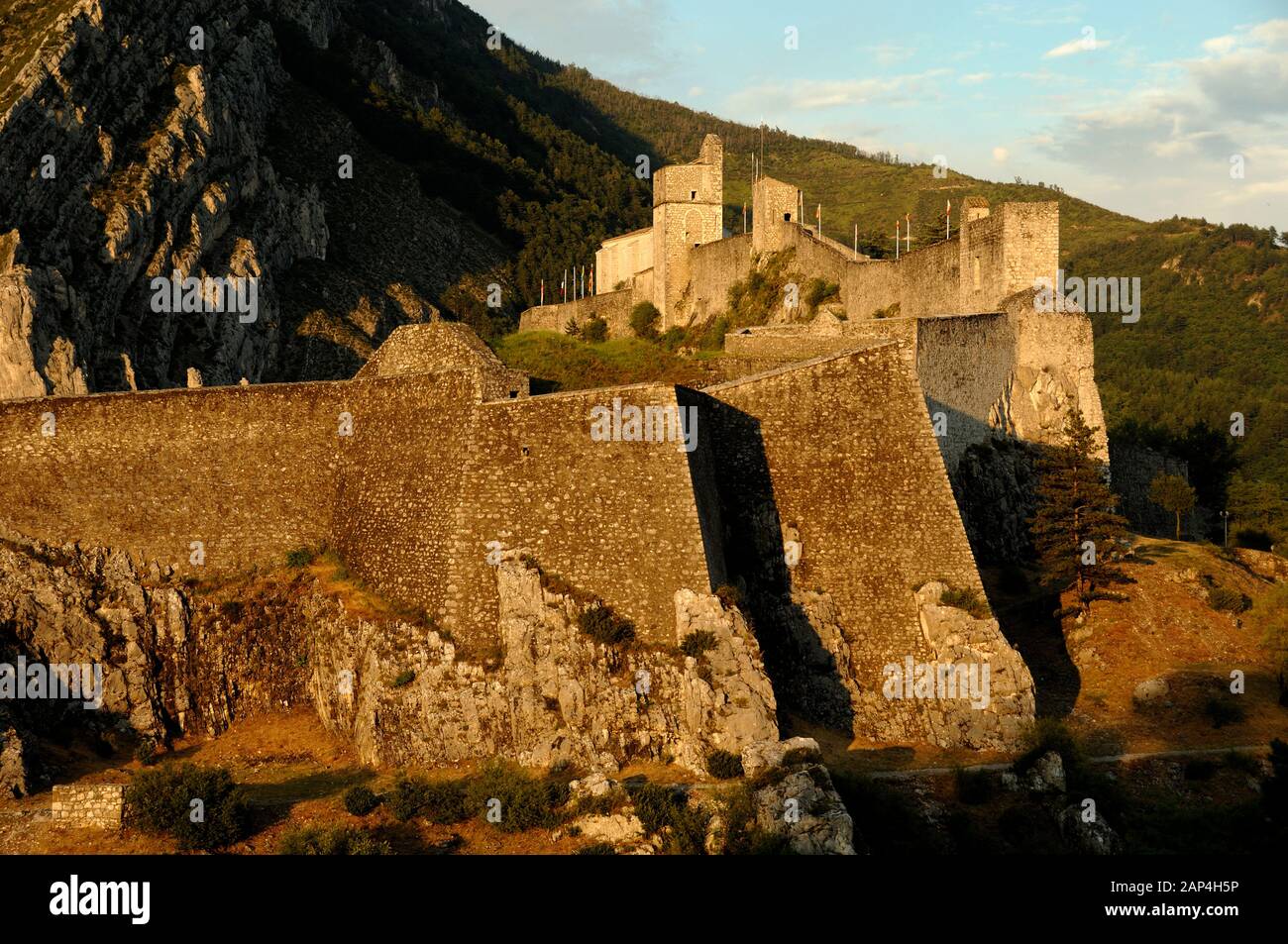Luce della Sera sulla facciata ovest della cittadella medievale, castello o fortezza Sisteron Alpes-de-Haute-Provence Provence Francia Foto Stock