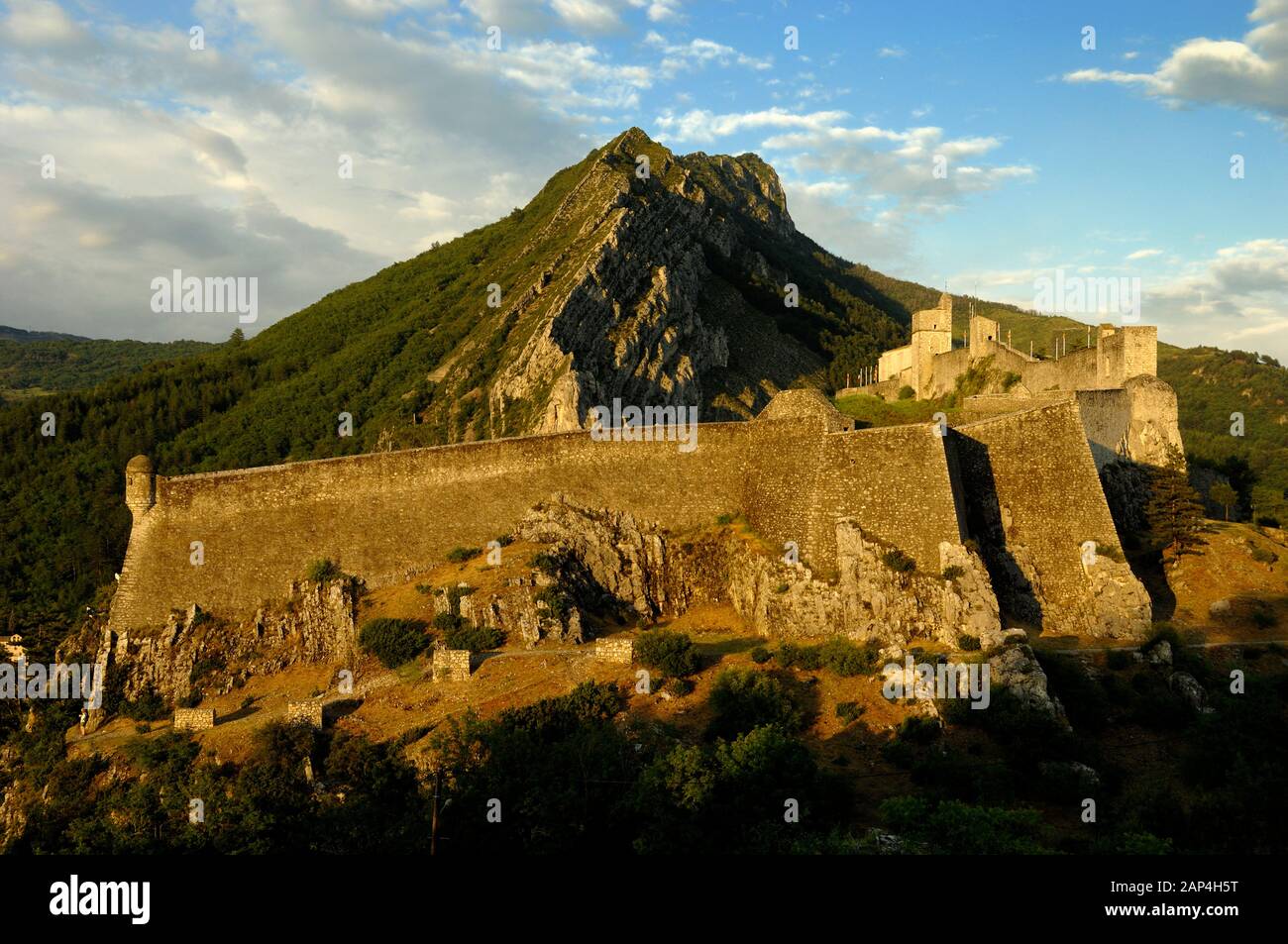 Luce della Sera sulla facciata ovest della cittadella medievale, castello o fortezza Sisteron Alpes-de-Haute-Provence Provence Francia Foto Stock