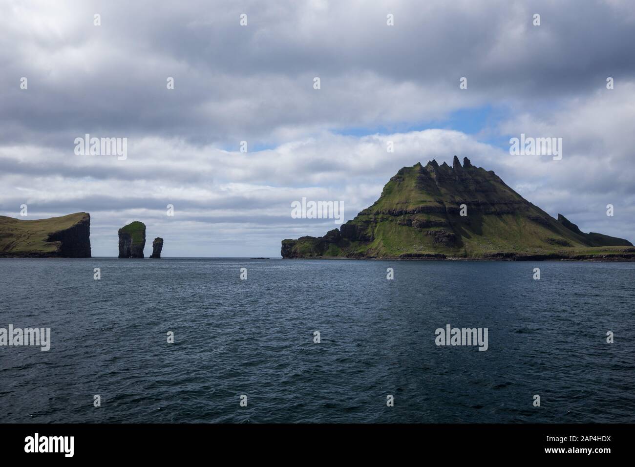Incredibile vista spettacolare di Drangarnir, Isole Faroe, Danimarca oceano atlantico nord, la migliore destinazione per escursioni / Foto Stock