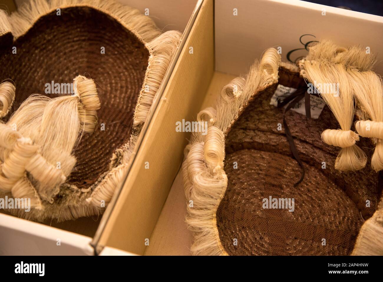 Due parrucche indossata da alcuni giudici e avvocati in Inghilterra e nel Galles, noto anche come peruke. Questa foto è stata scattata a una cerimonia di laurea photoshoo Foto Stock