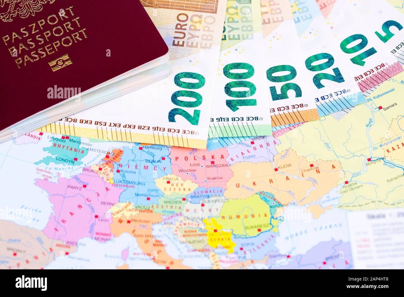Denaro europeo con passaporto sullo sfondo della mappa Foto Stock