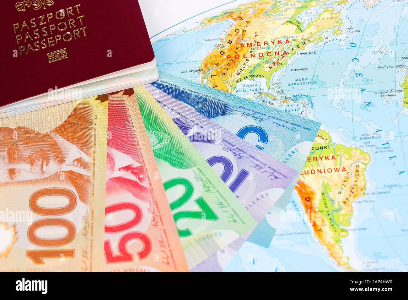 Dollari canadesi con passaporto sullo sfondo della mappa Foto Stock