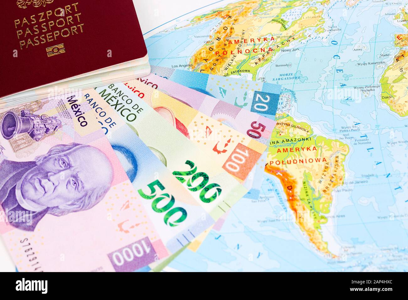 Pesos messicani con passaporto sullo sfondo della mappa Foto Stock