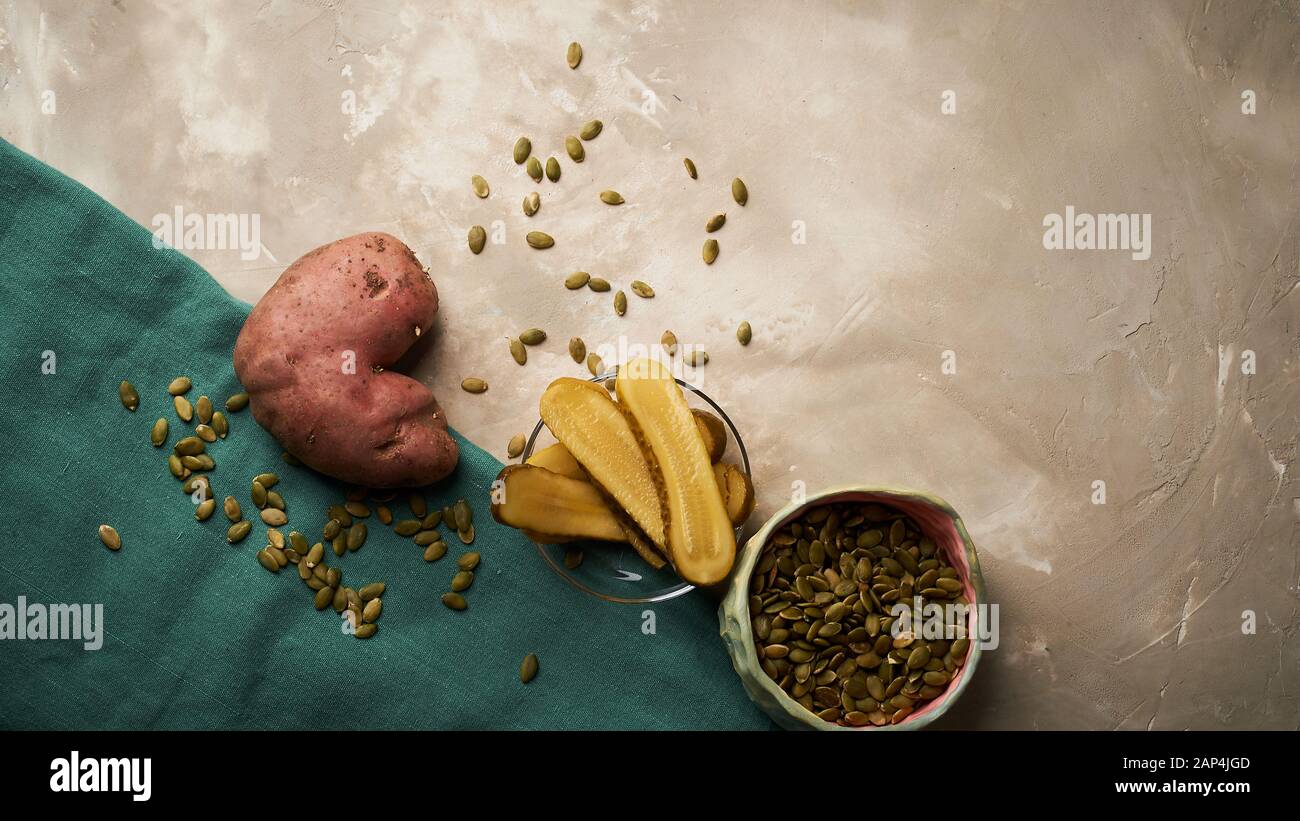 Cibo brutto, patate a forma di un cuore. Prodotti naturali e semplici fattoria. Foto Stock