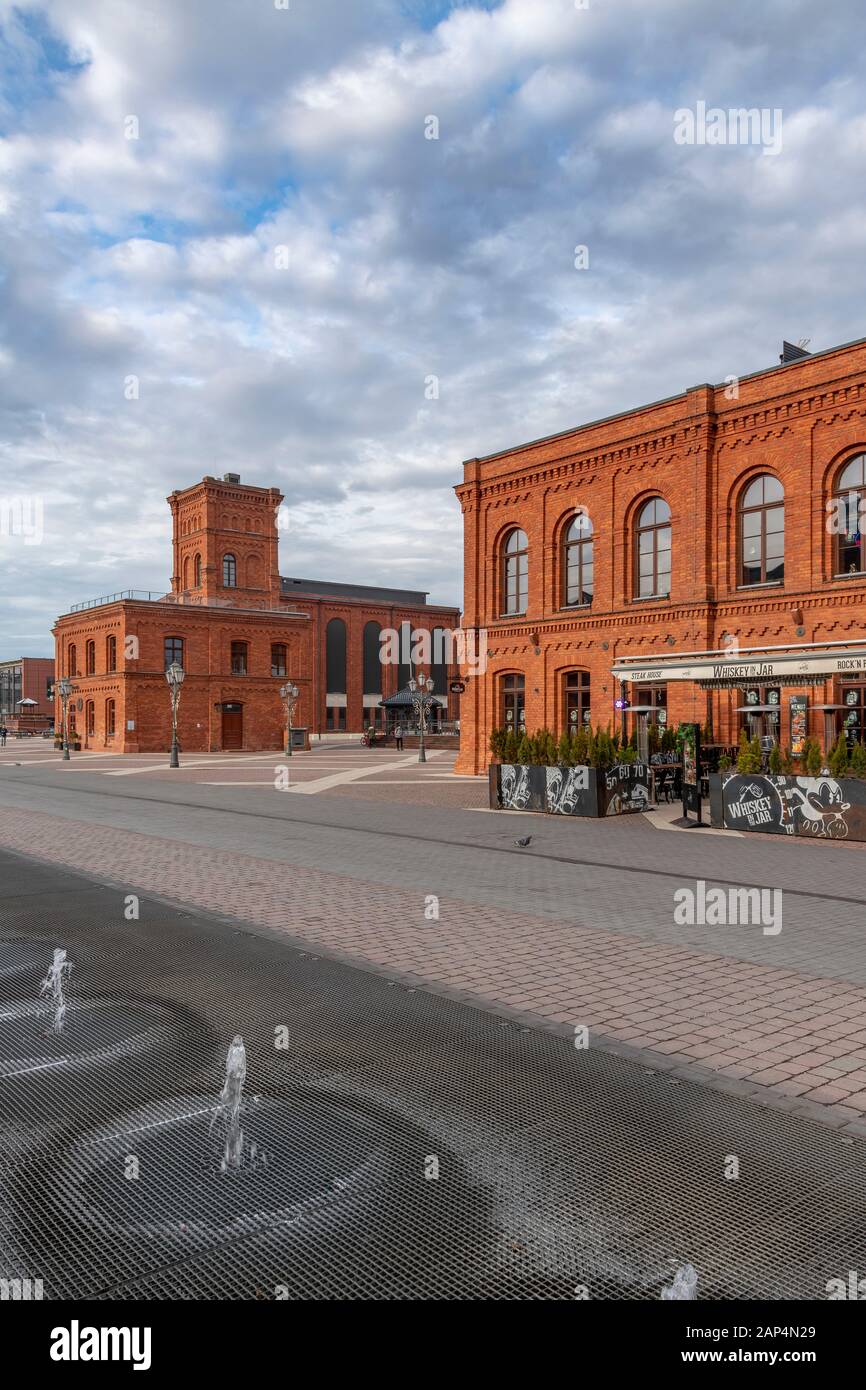 Manfaktura è enorme centro commerciale e di intrattenimento con la ex-fabbrica di proprietà di Israele Poznański factory di Łódź, Polonia. Foto Stock