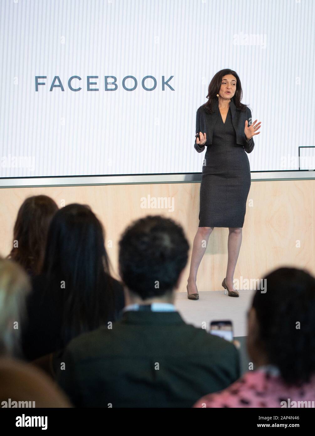 Facebook di Chief Operating Officer Sheryl Sandberg parla durante una conferenza stampa a Londra per annunciare il social media piani della società per il noleggio di 1.000 più persone nel Regno Unito entro la fine del 2020. Foto di PA. Picture Data: martedì 21 gennaio, 2020. Vedere PA TECNOLOGIA Storia Facebook. Foto di credito dovrebbe leggere: Dominic Lipinski/PA FILO Foto Stock