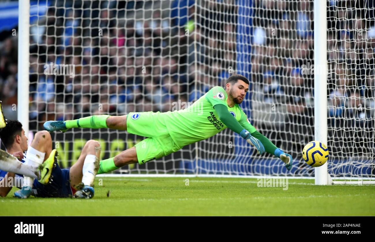 Mathew Ryan di orologi di Brighton la palla per andare in giro il post durante il match di Premier League tra Brighton e Hove Albion e Aston Villa al Amex Stadium Brighton, Regno Unito - 18 Gennaio 2020 - solo uso editoriale. No merchandising. Per le immagini di calcio FA e Premier League restrizioni si applicano inc. no internet/utilizzo mobile senza licenza FAPL - per i dettagli contatti Football Dataco Foto Stock