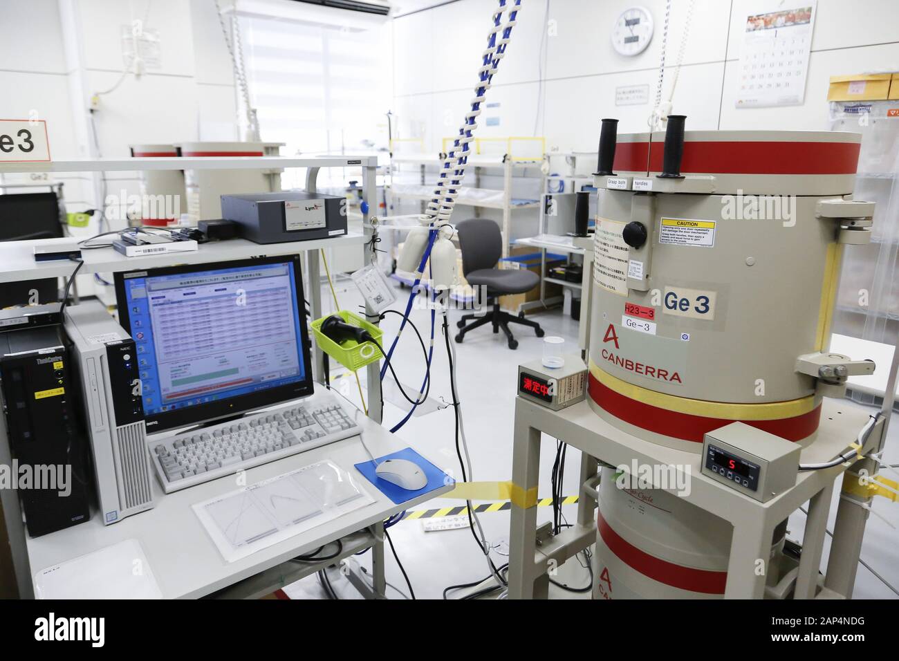 Fukushima, Giappone. Xxi gen, 2020. Un germanio rivelatore a semiconduttore (L) che viene utilizzato per analizzare campioni di alimenti come parte della ''Procedura di analisi della situazione di emergenza ambientale Monitoraggio radiazioni su marinata ri-contenitore "' è visto presso la sede dell'Fukushima la tecnologia agricola centro. Il press tour è organizzato da Foreign Press Center Japan in collaborazione con Fukushima prefectural competenti per presentare gli sforzi di recupero dagli incidenti nucleari causate dal 2011 Grande Oriente Giappone Terremoto e Tsunami, precedendo di Tokyo 2020 Giochi Olimpici e Paralimpici di gioco Foto Stock