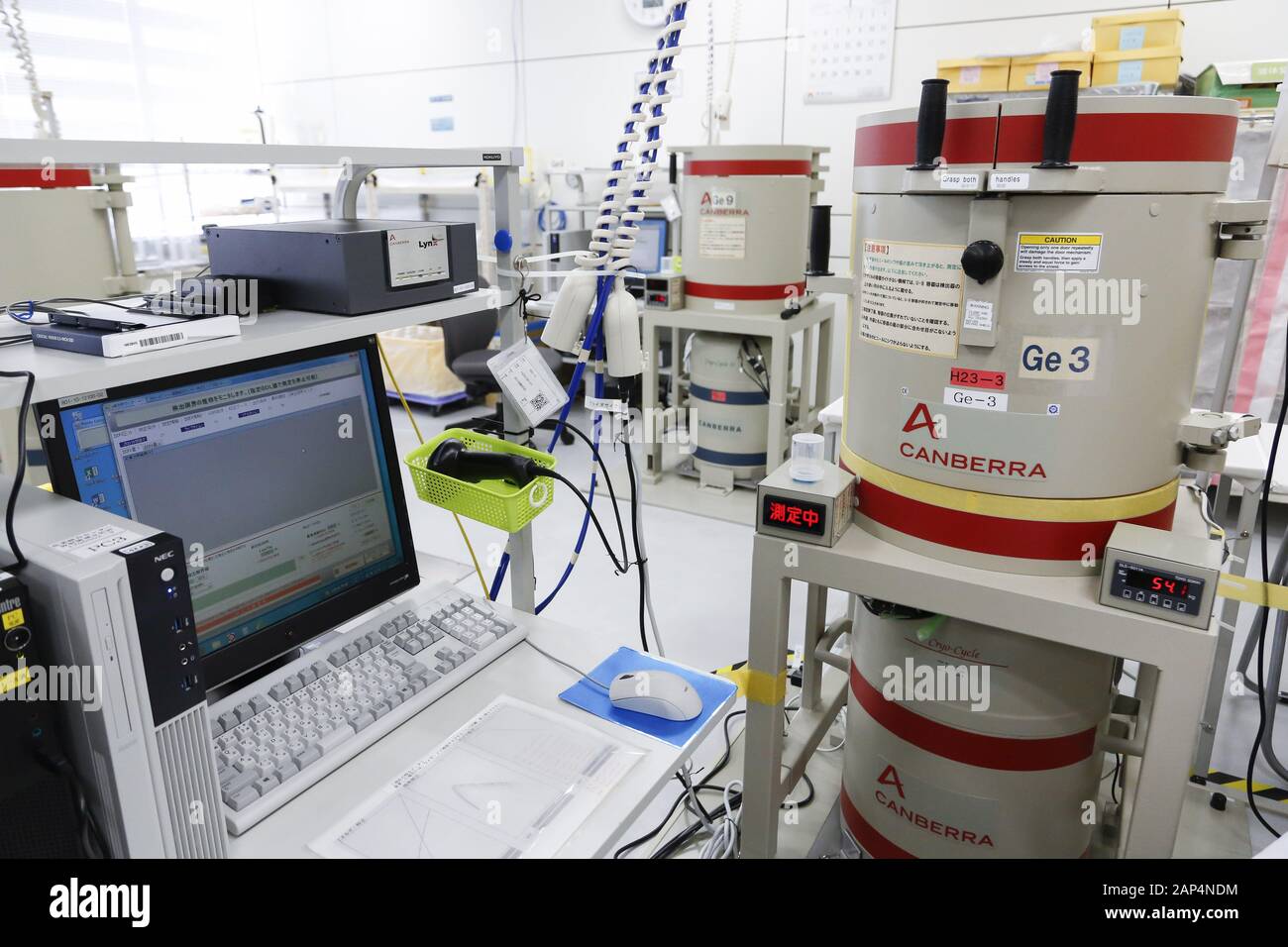 Fukushima, Giappone. Xxi gen, 2020. Un germanio rivelatore a semiconduttore che viene usato per analizzare campioni di alimenti come parte della ''Procedura di analisi della situazione di emergenza ambientale Monitoraggio radiazioni su marinata ri-contenitore "' è visto presso la sede dell'Fukushima la tecnologia agricola centro. Il press tour è organizzato da Foreign Press Center Japan in collaborazione con Fukushima prefectural competenti per presentare gli sforzi di recupero dagli incidenti nucleari causate dal 2011 Grande Oriente Giappone Terremoto e Tsunami, precedendo di Tokyo 2020 Giochi Olimpici e Paraolimpici. ( Foto Stock