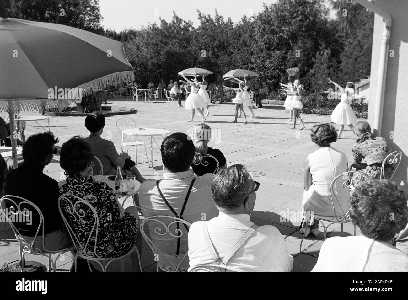 Zuschauer und Ballerinen bei einer Ballettaufführung im Parco Rottneros, 1969. Gli spettatori e ballerini in una performance di danza presso Rottneros Park, 1969. Foto Stock