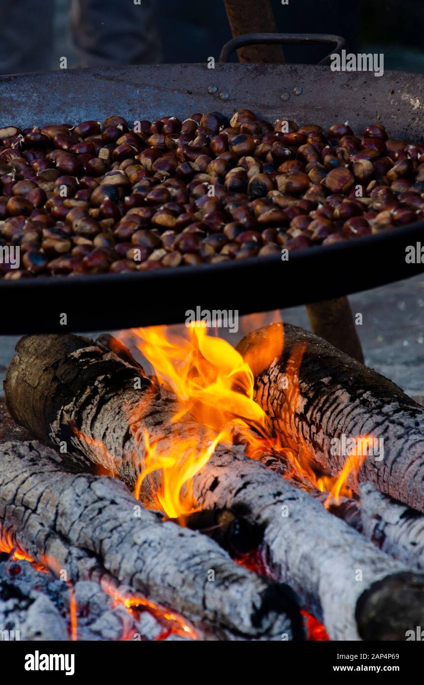 Le castagne torrefano su un fuoco aperto nel villaggio montano toscano di Gavinana durante la festa di ottobre che celebra la raccolta delle castagne. Foto Stock