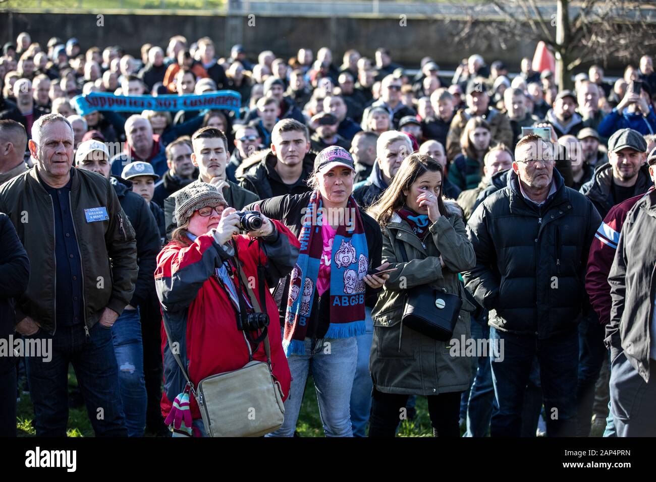 Arrabbiato West Ham United tifosi di calcio protestano contro i co-proprietari di West Ham David Sullivan e David Gold fuori dello Stadio Olimpico di West Ham, Stratford. Foto Stock