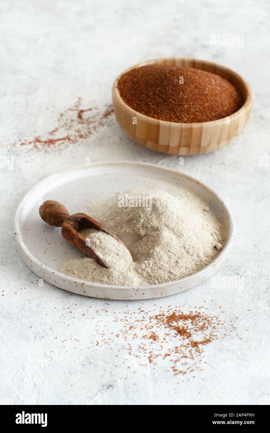 Farina Di Teff Su Un Piatto Con Un Cucchiaio E Granella Di Teff In Un Recipiente Da Vicino Foto Stock Alamy