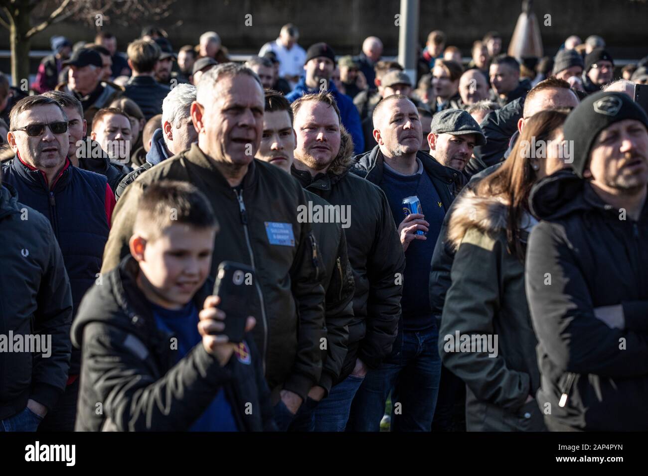 Arrabbiato West Ham United tifosi di calcio protestano contro i co-proprietari di West Ham David Sullivan e David Gold fuori dello Stadio Olimpico di West Ham, Stratford. Foto Stock