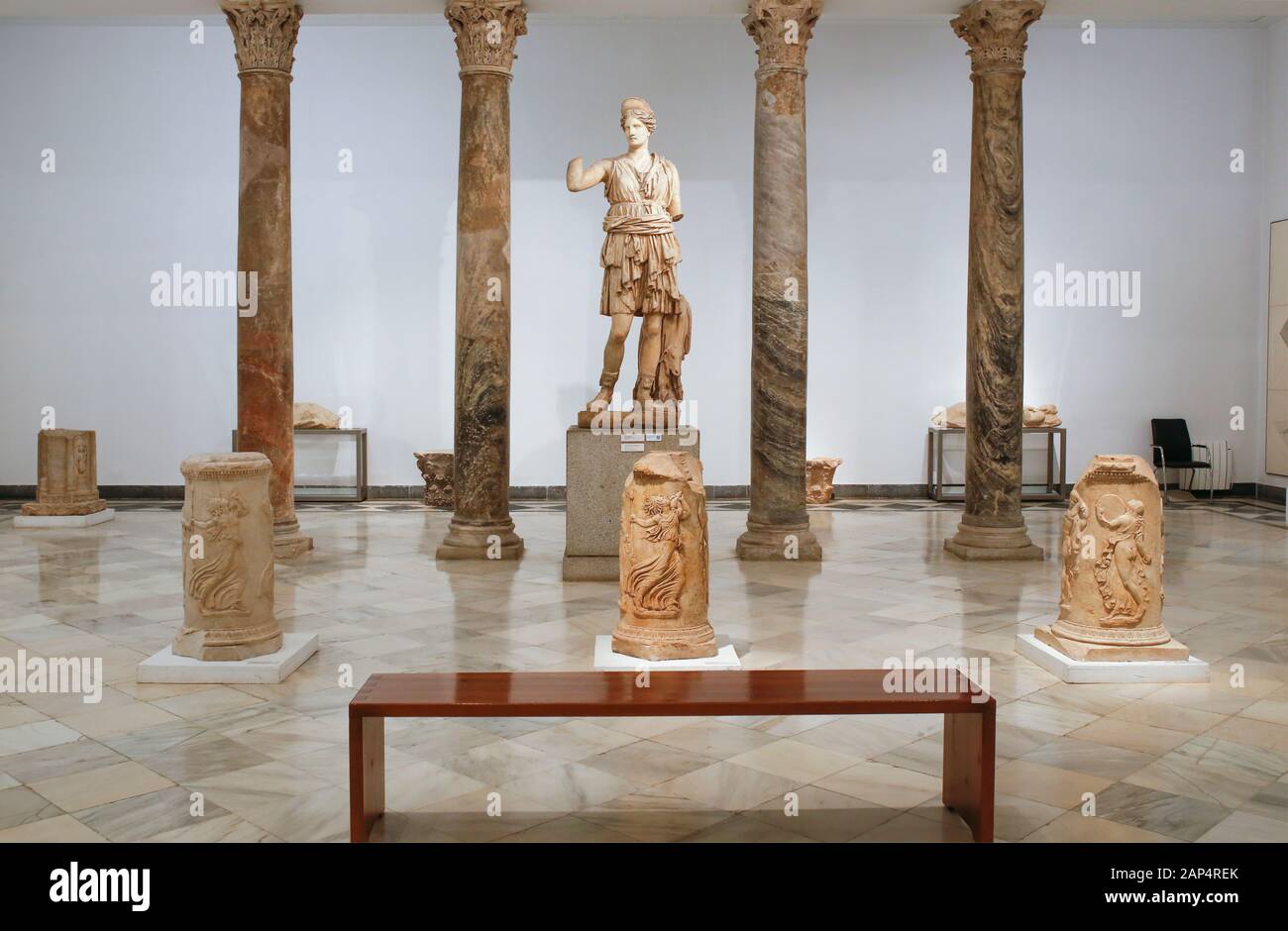 Siviglia, Spagna - Luglio 7th, 2018: Diana cacciatrice scultura, 2 ° secolo AC.Dea nella religione romana di cacciatori. Museo archeologico di Siviglia, e Foto Stock