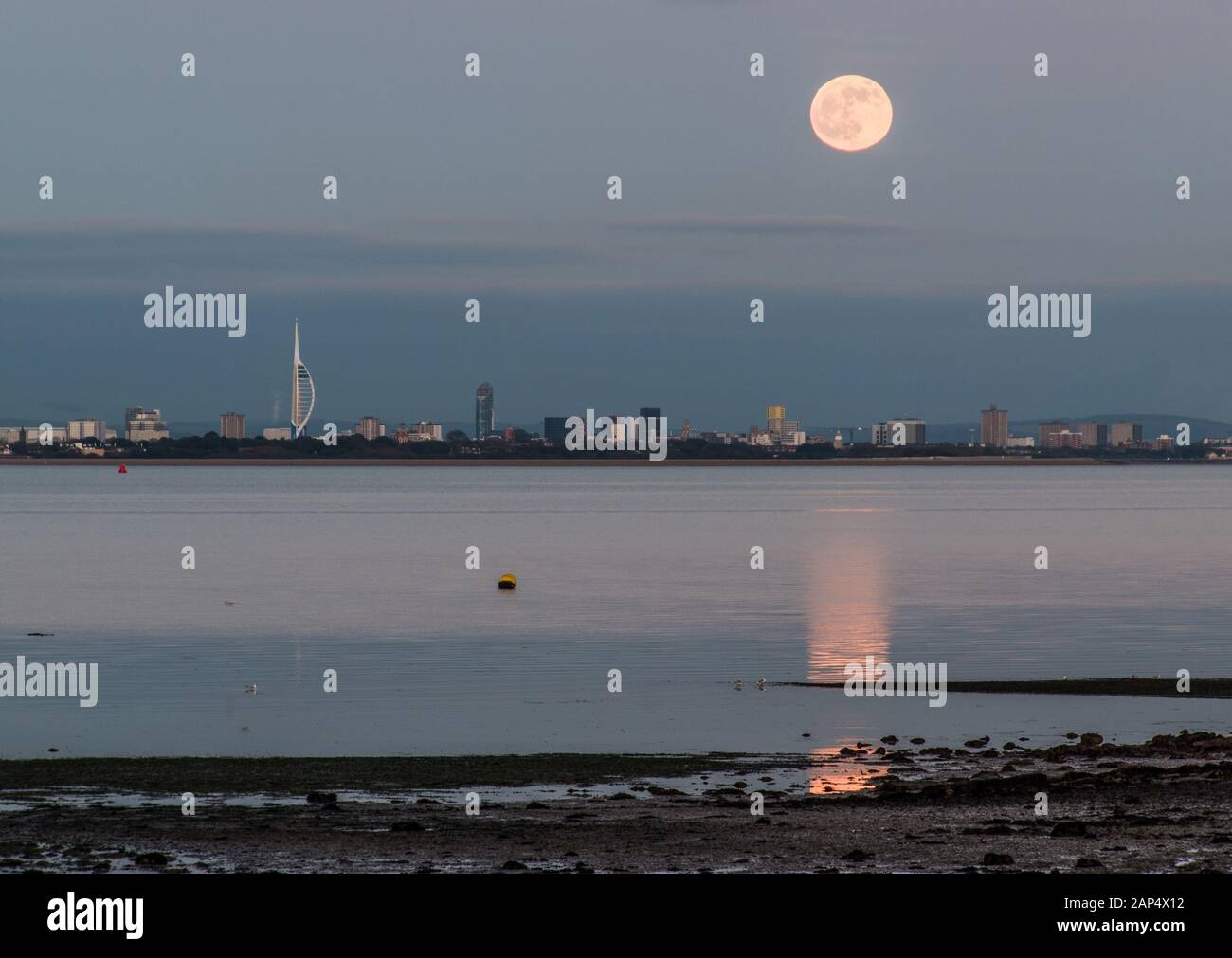 Luna Piena Di Lupo In Ascesa Foto Stock