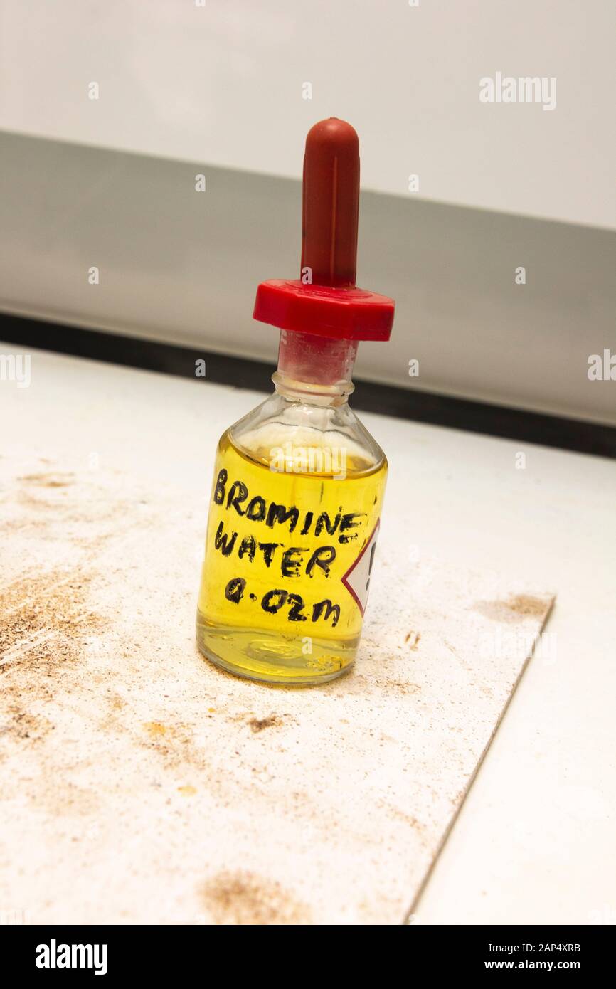 Preparazione dell'acqua Di Bromo in una sala di preparazione scolastica, Regno Unito Foto Stock