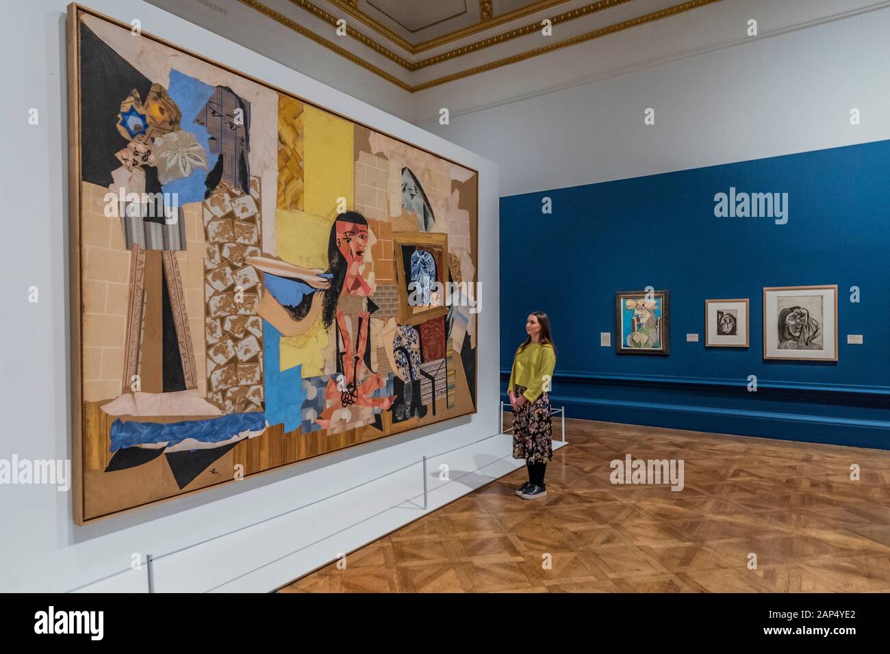 Londra, Regno Unito. Il 21 gennaio, 2020. Femmes à leur toilette, inverno 1937-38, un collage di tagliare e incollare le carte la misura 4,8 metri di lunghezza, la prima volta che questo lavoro è stato mostrato nel Regno Unito per oltre cinquant'anni. Picasso e la carta è una nuova mostra presso la Royal Academy of Arts riunisce oltre trecento opere che racchiude un Picasso del intero 80 anni di carriera, concentrandosi sui molti modi in cui egli ha lavorato sia sulla e con la carta. Si va dal 25 gennaio - 13 Aprile 2020 Foto Stock