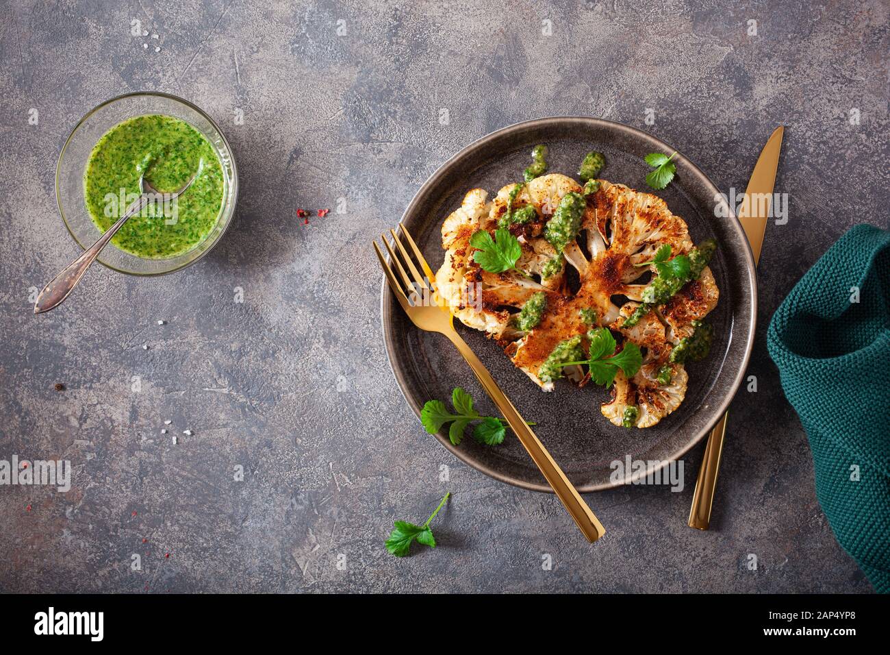 Il cavolfiore bistecche con salsa di erbe e spezie. impianto basato sostituto della carne Foto Stock