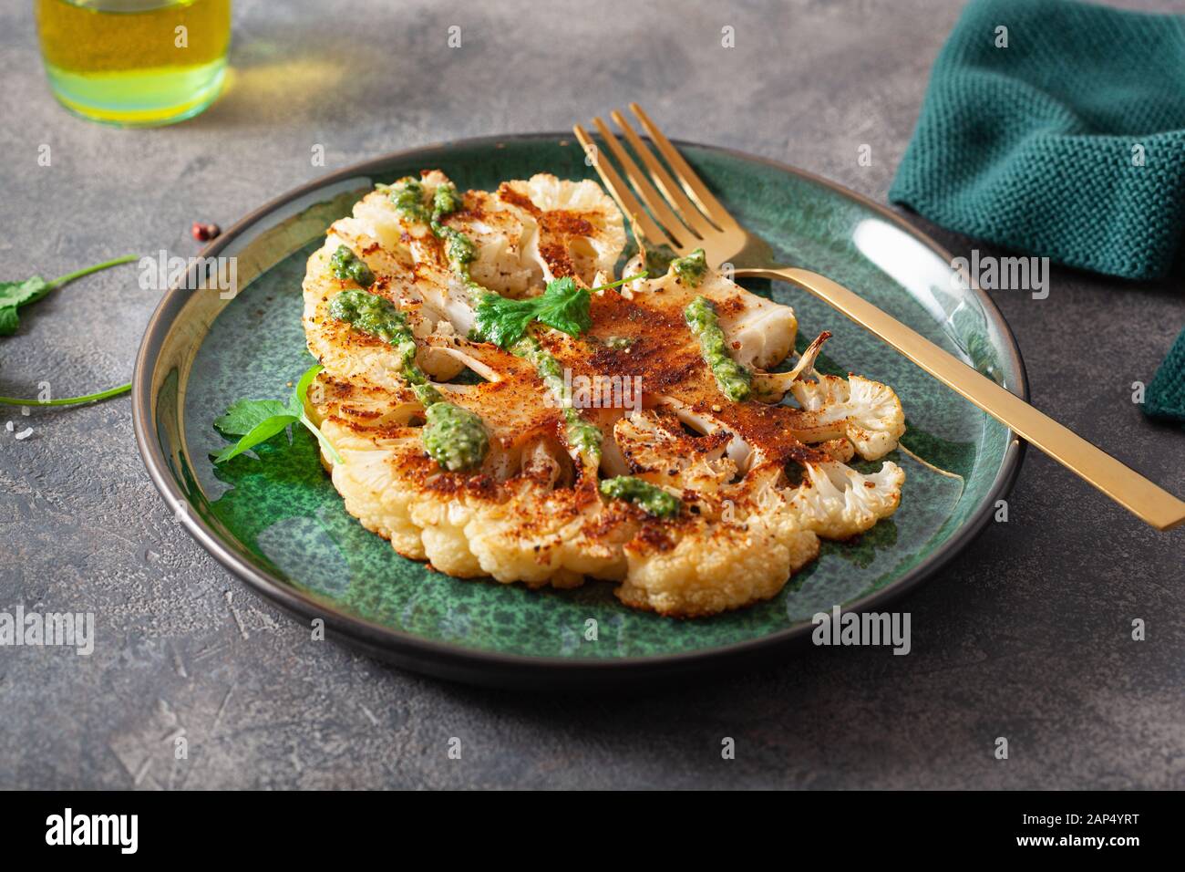 Il cavolfiore bistecche con salsa di erbe e spezie. impianto basato sostituto della carne Foto Stock