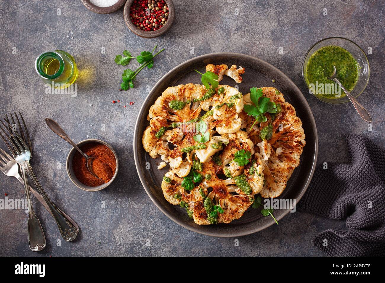 Il cavolfiore bistecche con salsa di erbe e spezie. impianto basato sostituto della carne Foto Stock
