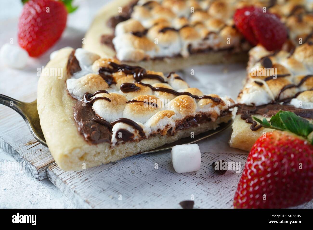 Pizzatopped con marshmallows tostati e gocce di cioccolato Foto Stock