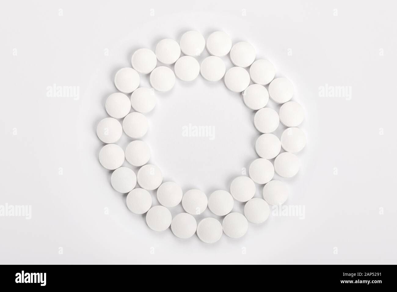 Compresse bianche in un cerchio su sfondo bianco, vista dall'alto, il concetto di medicina Foto Stock