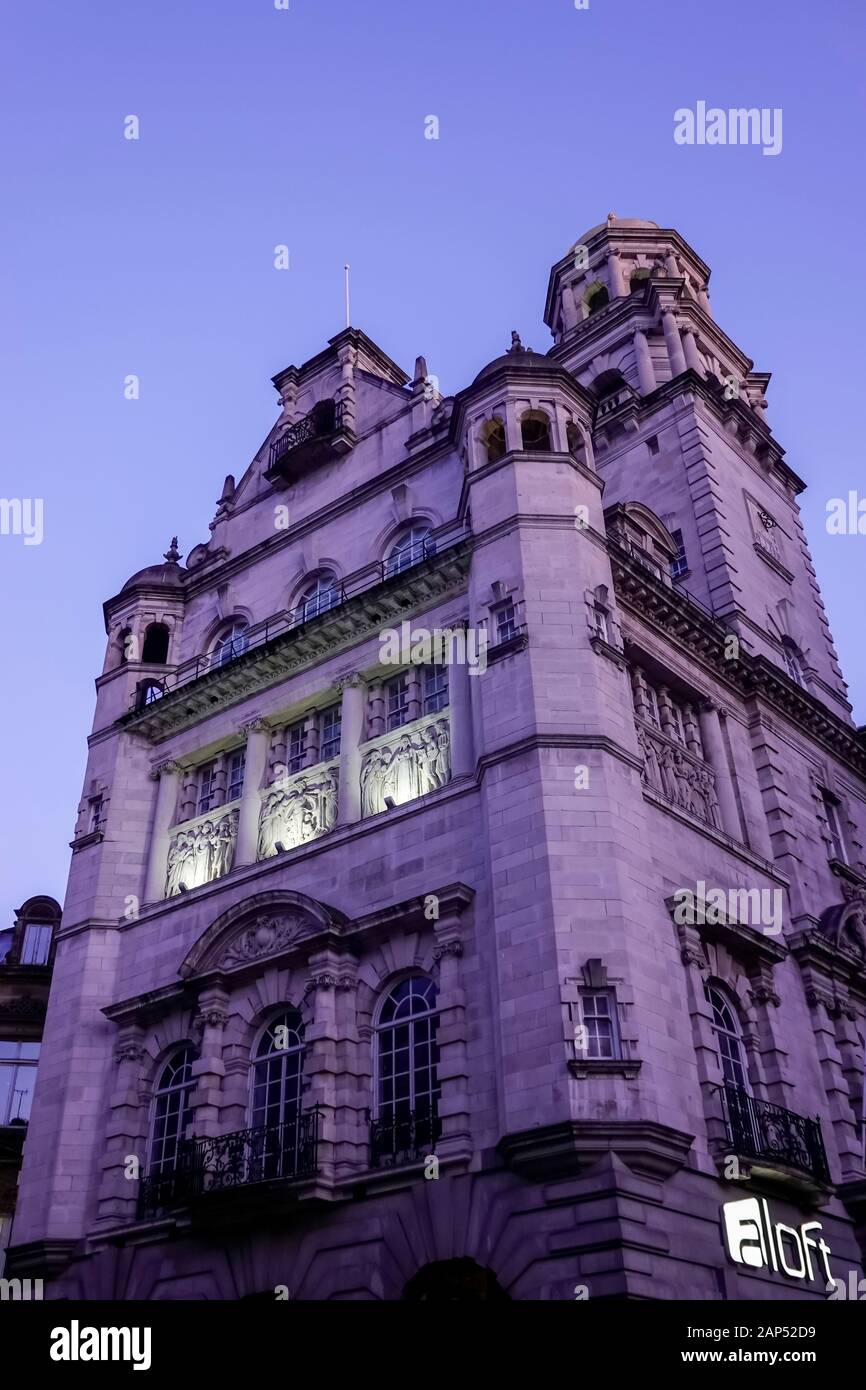Il bassorilievo figure su un pavimento esterno della Aloft Hotel in Liverpool, Regno Unito Foto Stock