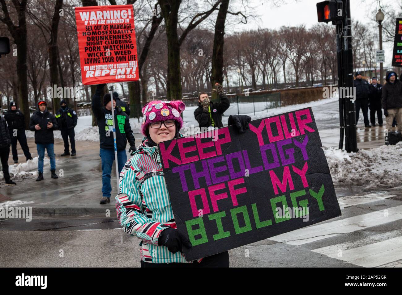 I manifestanti a Chicago per donna marzo 2020, tenutasi il 18 gennaio. Il mese di marzo ha iniziato a Columbus Drive e Jackson Boulevard e continuato attraverso il loop al Federal Plaza, dopo che una grande porzione di contestatori ha continuato a marzo verso Trump Tower a Wabash Avenue e il fiume Chicago. Foto Stock