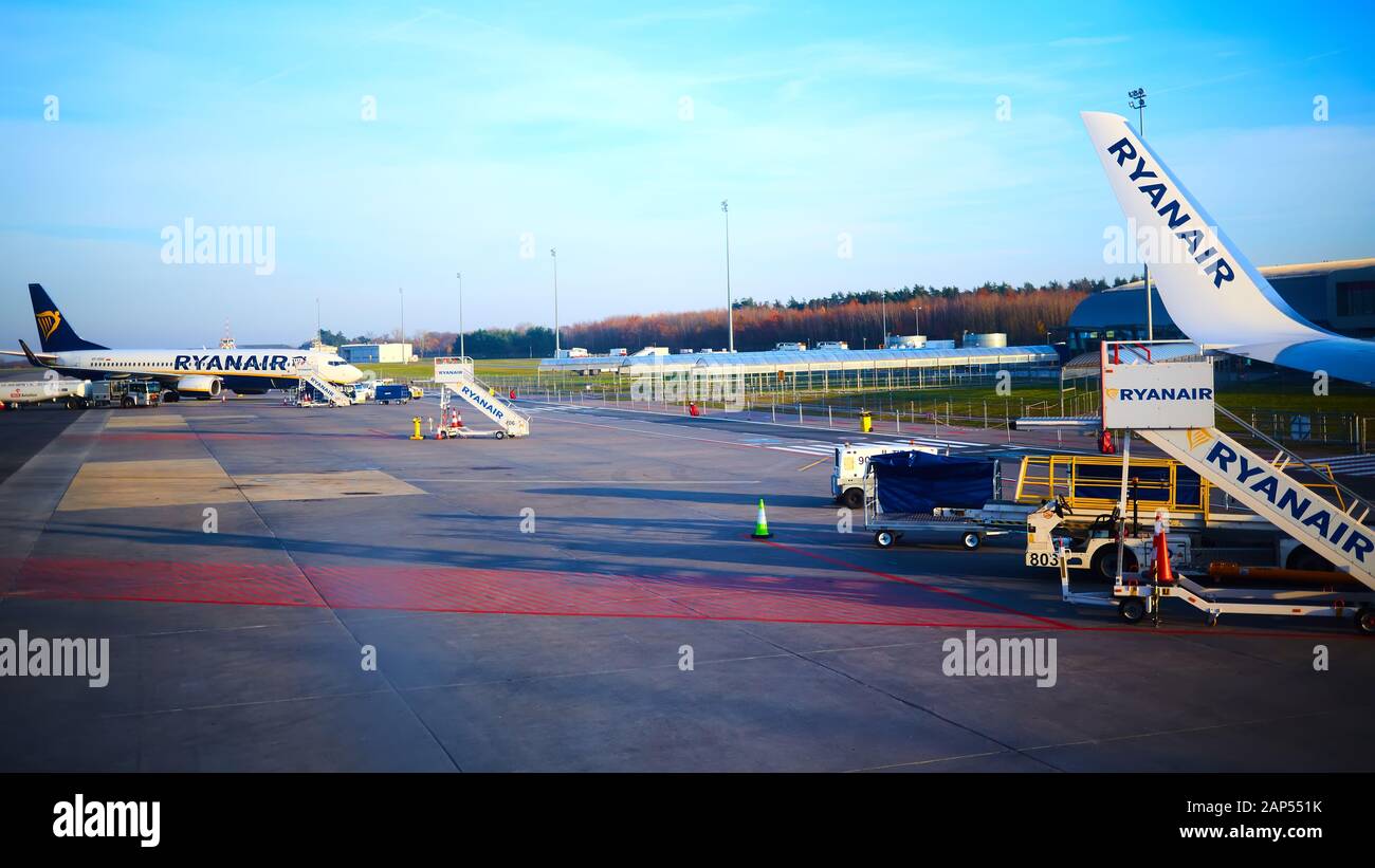 Modlin, Polonia - 17 novembre 2019: Preparazione per l'imbarco su Ryanair in aeroporto di Varsavia Modlin in Polonia. Ryanair opera su oltre 300 aerei e. Foto Stock