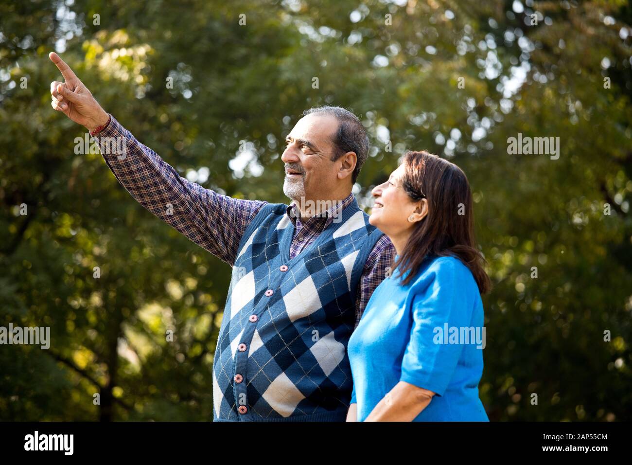 Coppia senior che ammirano qualcosa di estremo nel parco Foto Stock
