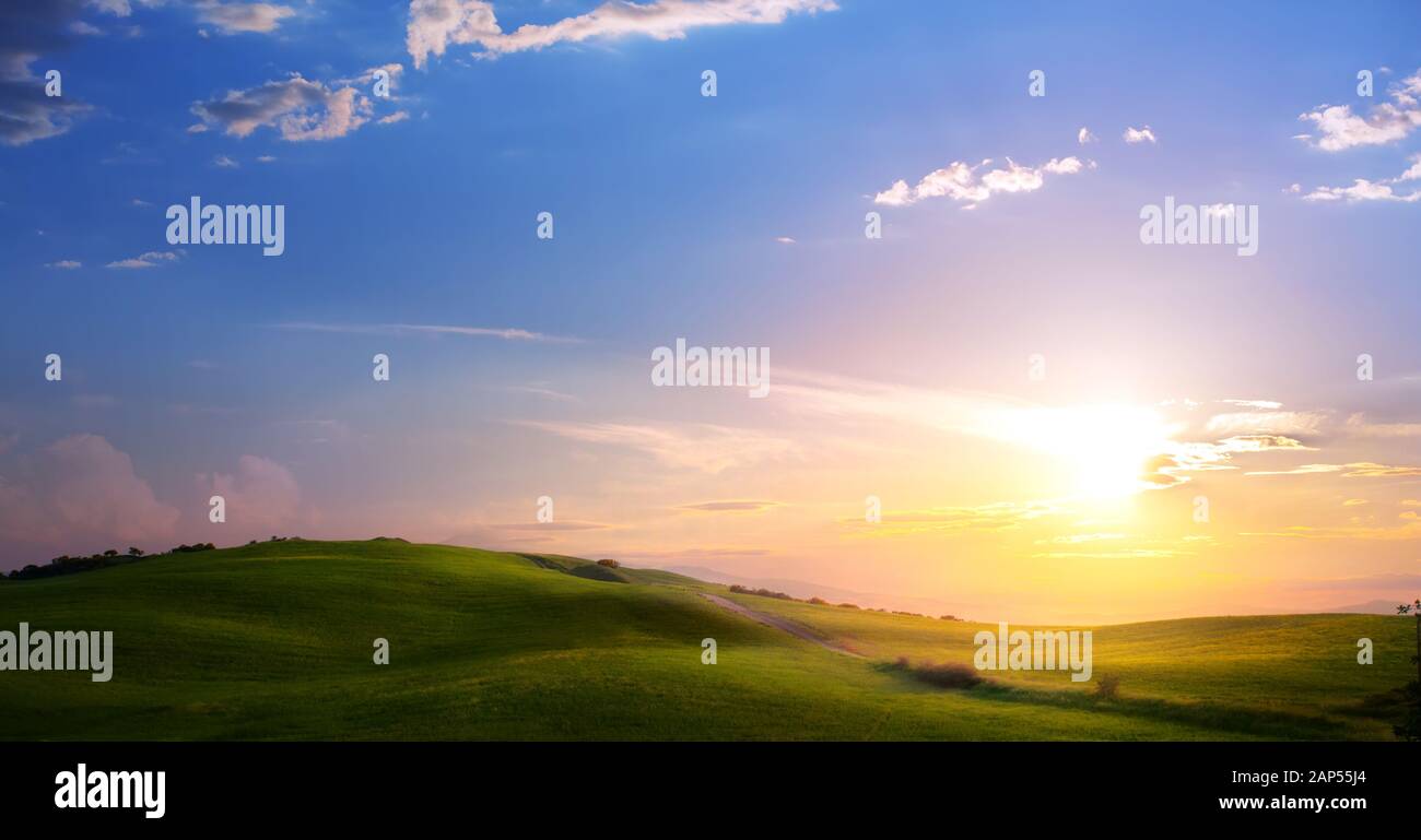 La molla del paesaggio rurale con splendidi terreni coltivati su sunrise sky Foto Stock