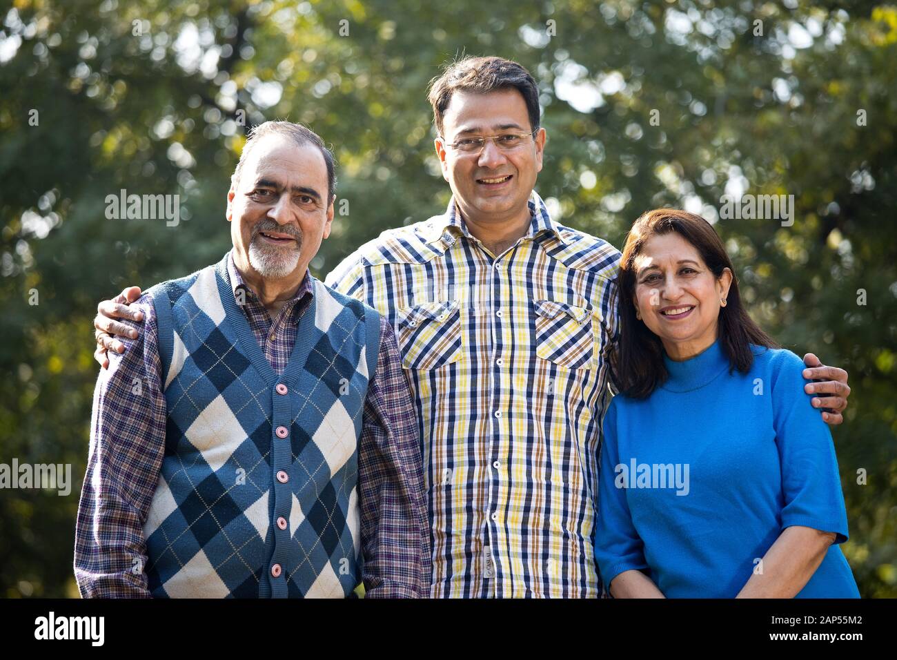 Uomo che trascorre il tempo libero con i genitori anziani al parco Foto Stock