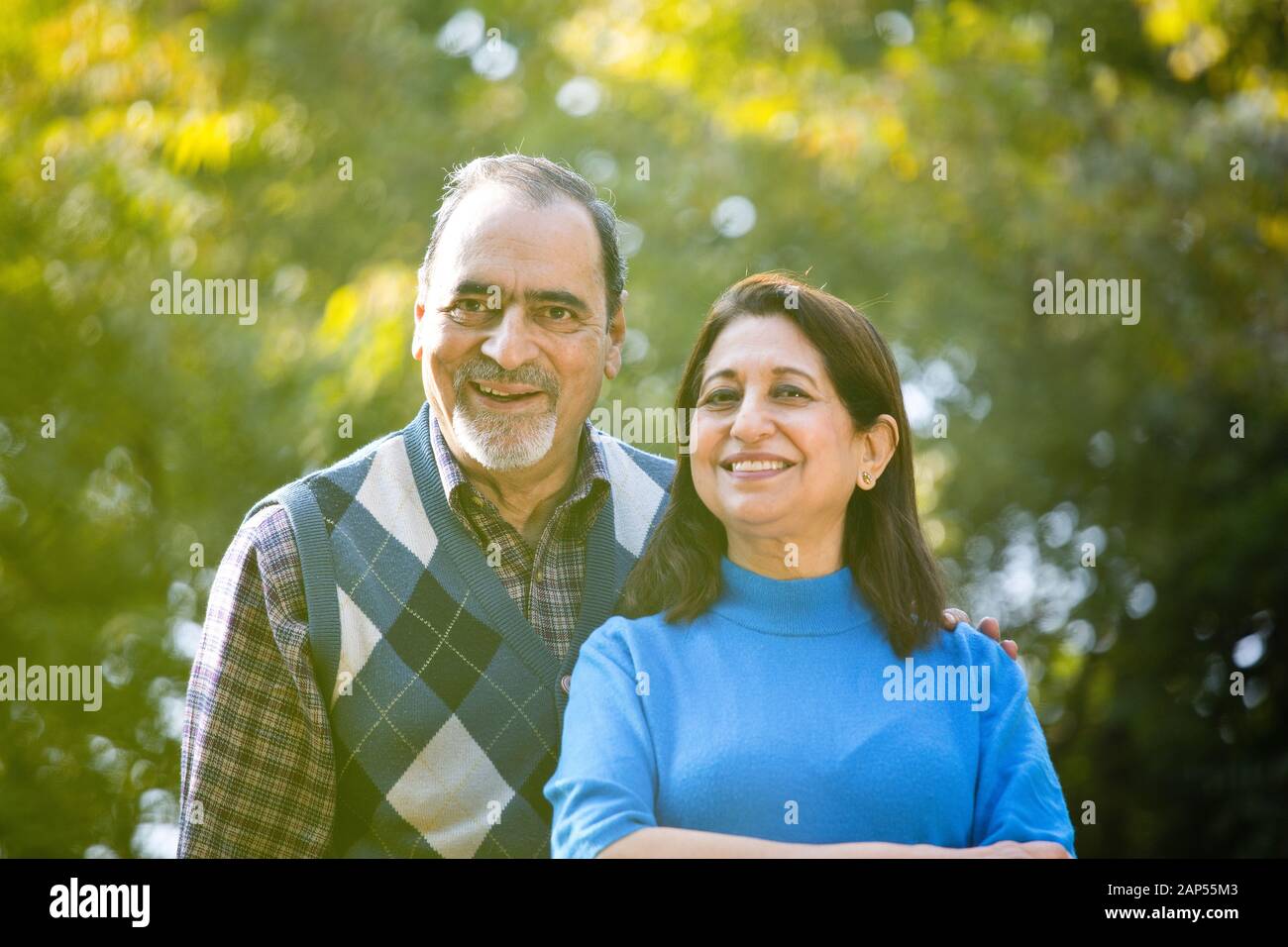 Ritratto di coppia senior sorridente al parco Foto Stock