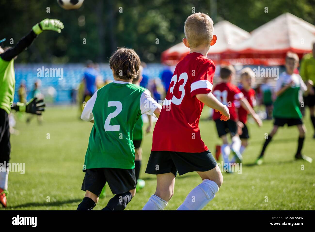 Gruppo di ragazzi che calano il calcio sul campo sportivo. Torneo Di Scuola Di Calcio Per La Squadra Dei Bambini Foto Stock