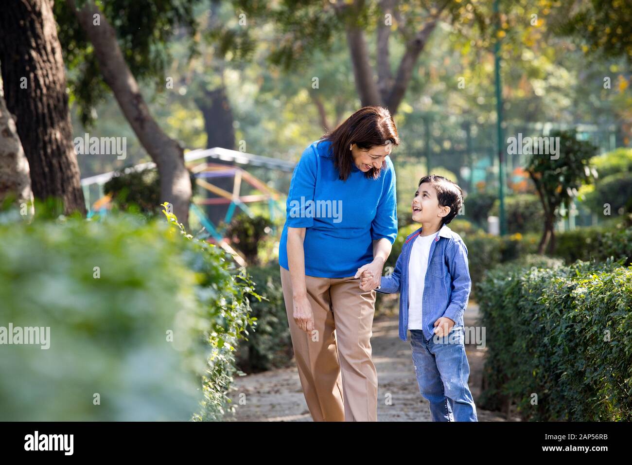 Nonna allegra che trascorre il tempo libero con nipote Foto Stock