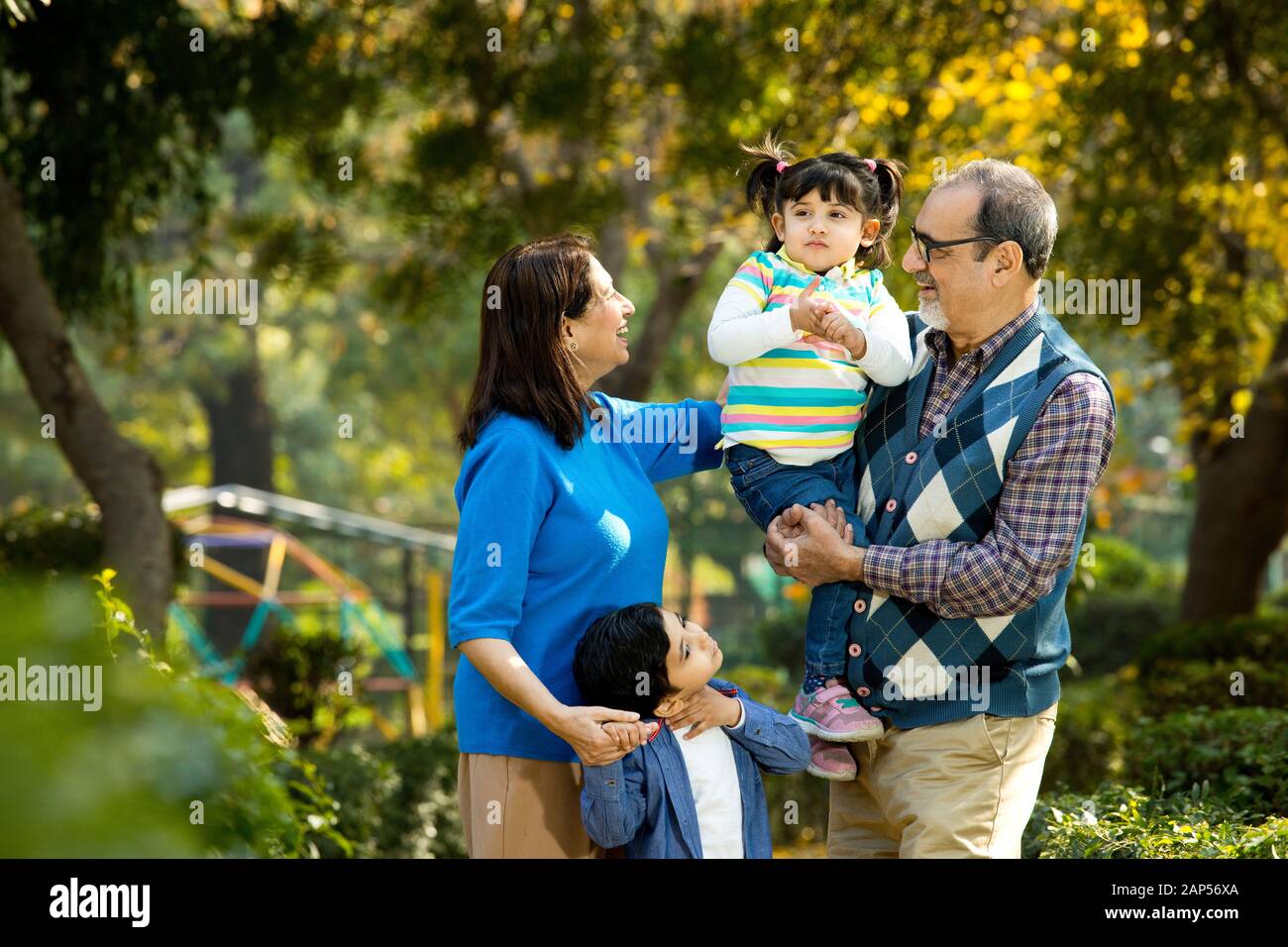 I nonni felici trascorrono il tempo libero con i nipoti Foto Stock
