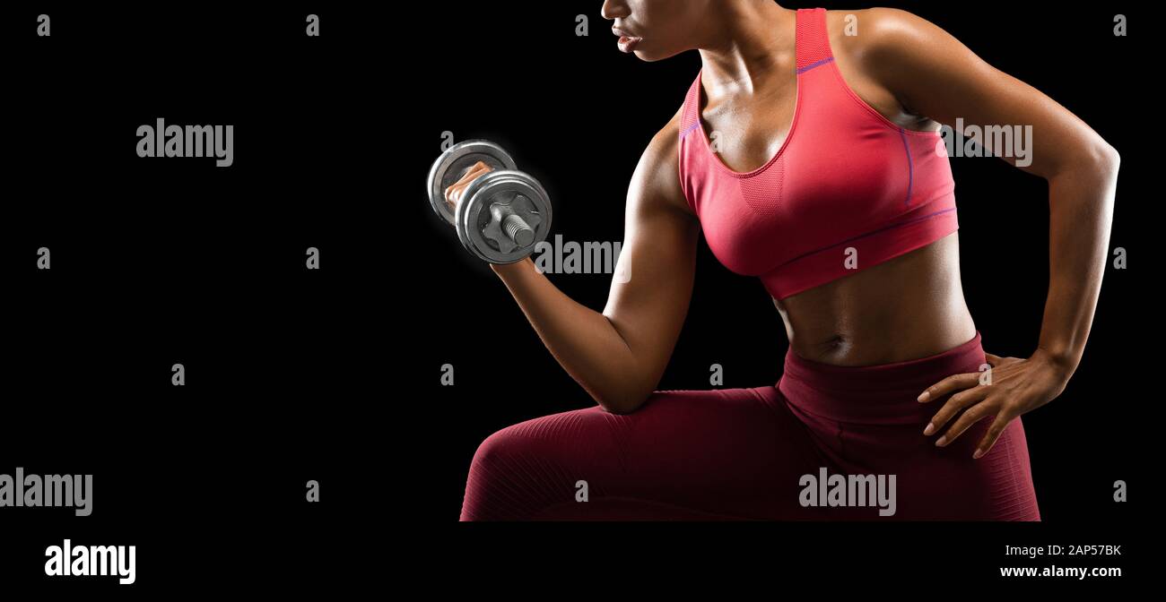 Immagine ritagliata di afro ragazza che pompa barbell con una mano Foto Stock