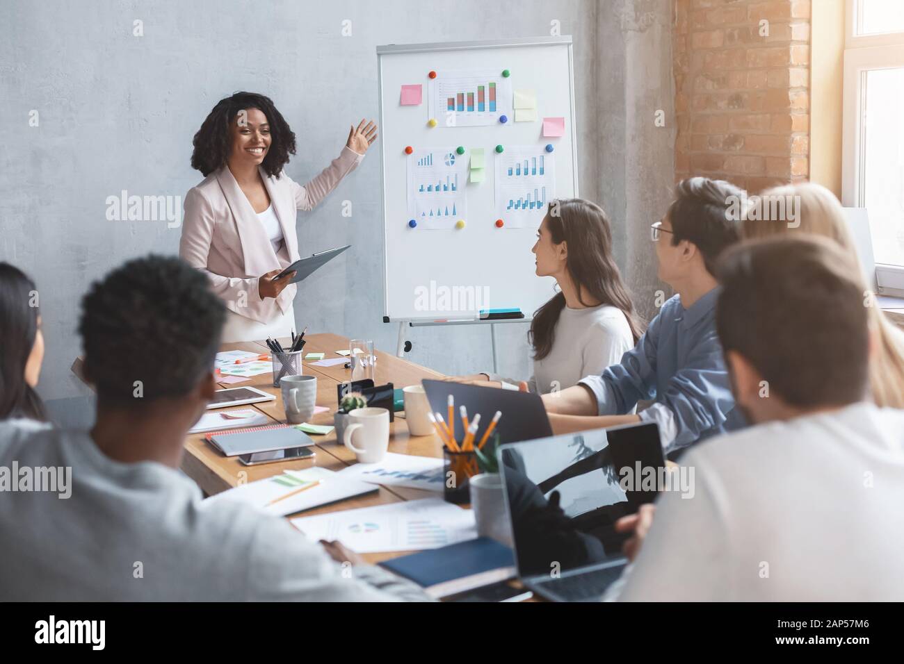 Un marketologista professionista che fa la presentazione durante l'incontro d'affari con i colleghi Foto Stock